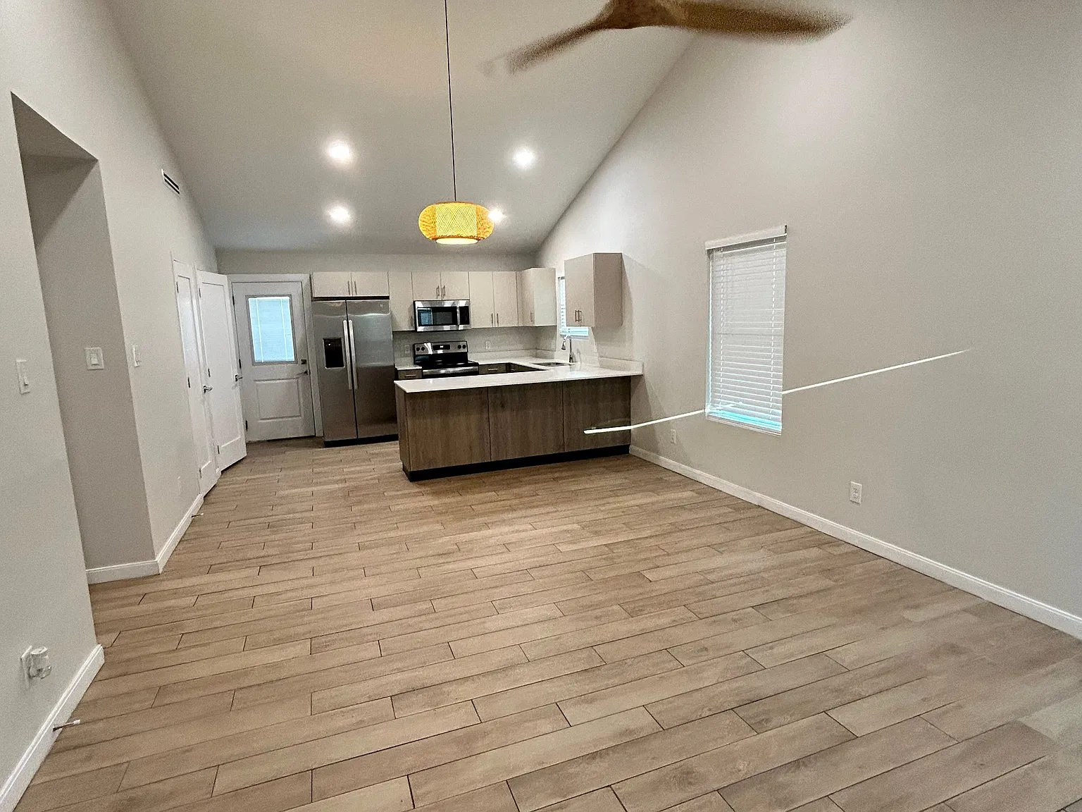 3 bed, 2.0 bath, 1200 sqft, $1,300 — Photo 3