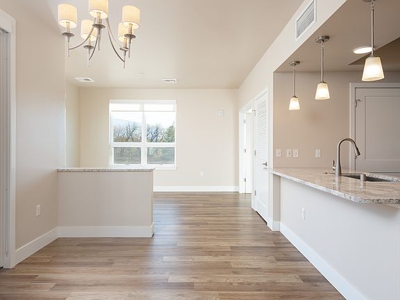 5th image of 945 Wyoming St #5ab1c3e3c
