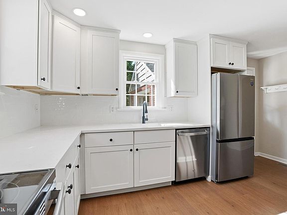 5th image of 2724 Beech St