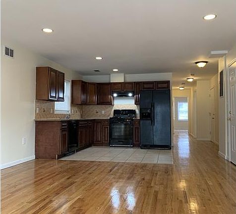 4th image of 80 Logan Ave