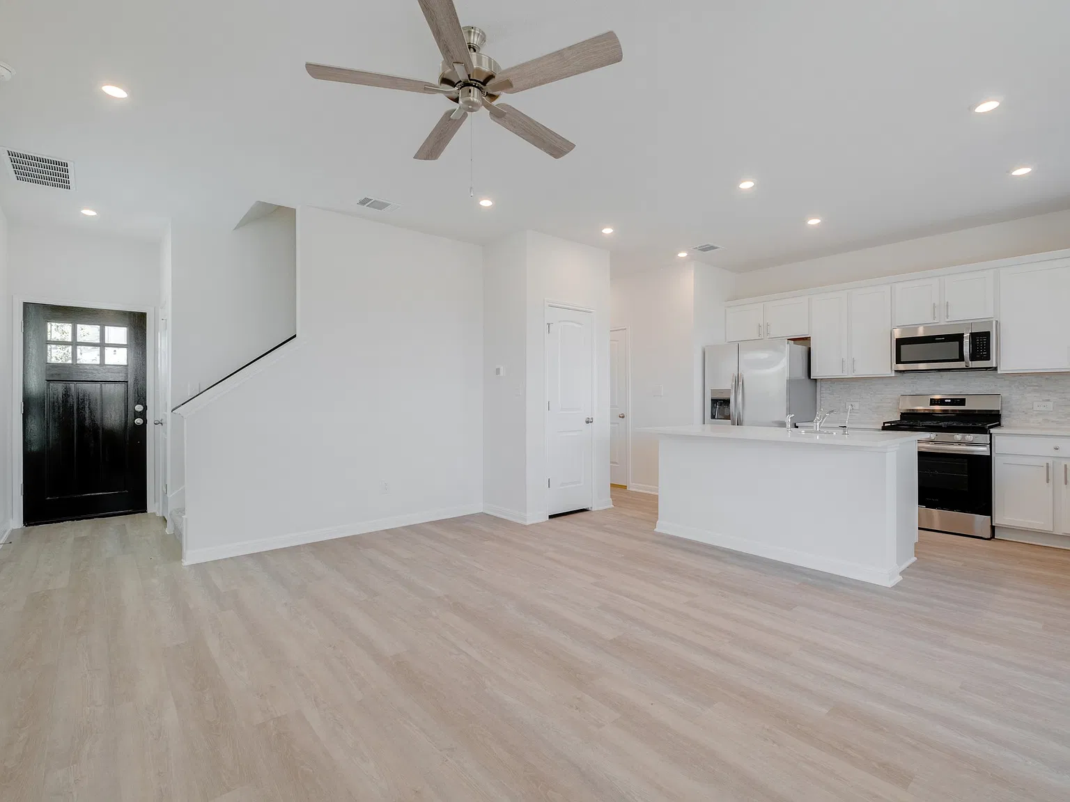 3 bed, 2.5 bath, 1517 sqft, $1,995 — Photo 3