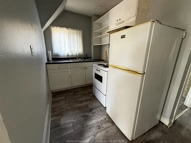 669 Marentette Ave #UPPER — Photo 9