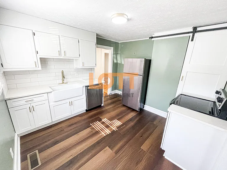 1 Hollywood Cir — Photo 8