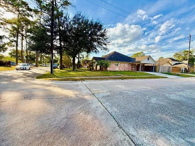 4 bed, 2.0 bath, 2250 sqft, $1,900 — Photo 4