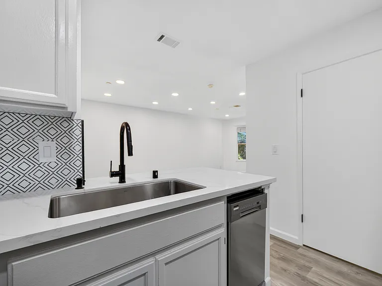 935 La Mesa Ter #G — Photo 12