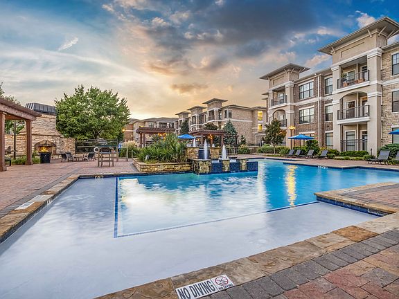Resort-style Swimming Pool with Tanning Ledge and Sundeck
