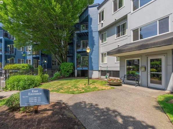 8720 SW Tualatin Rd APT 204, Tualatin, OR 97062