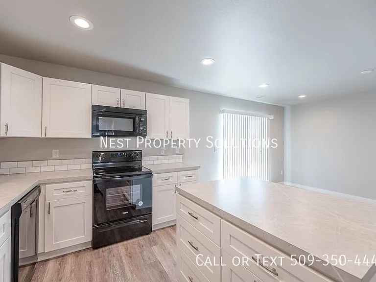 651 Hargraves Ave NE #B — Photo 14