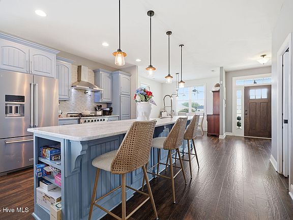 5th image of 3718 Valleyfield Lane N