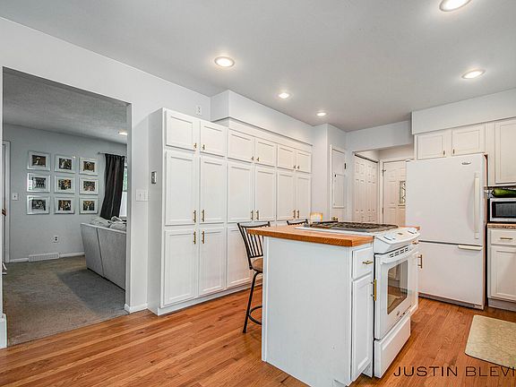 3rd image of 5481 Rockbluff Dr NE