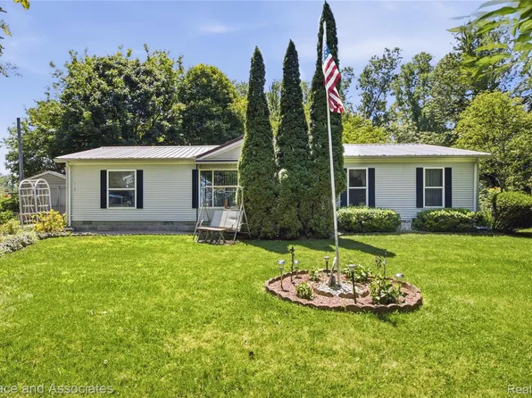 3129 Streeter Dr, Fort Gratiot, MI 48059