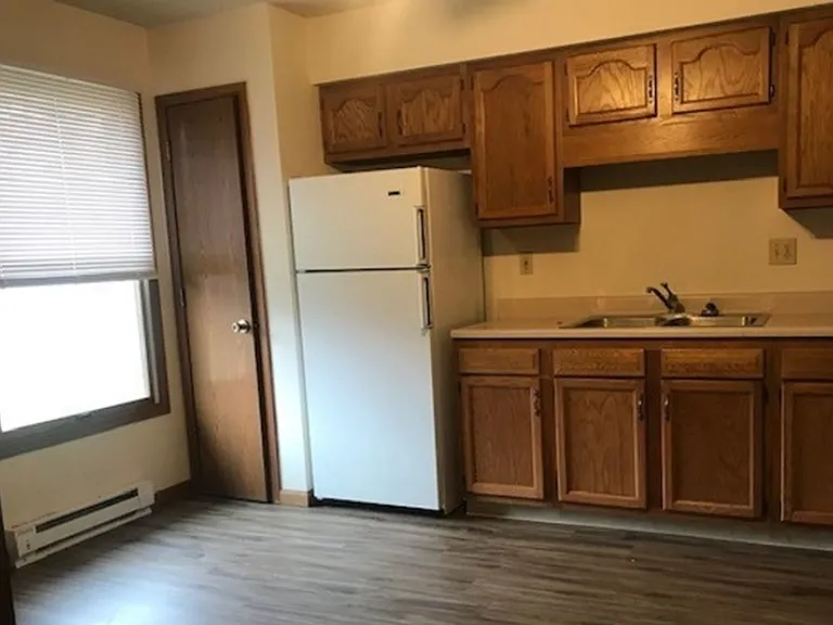 555 W Mill St — Photo 8