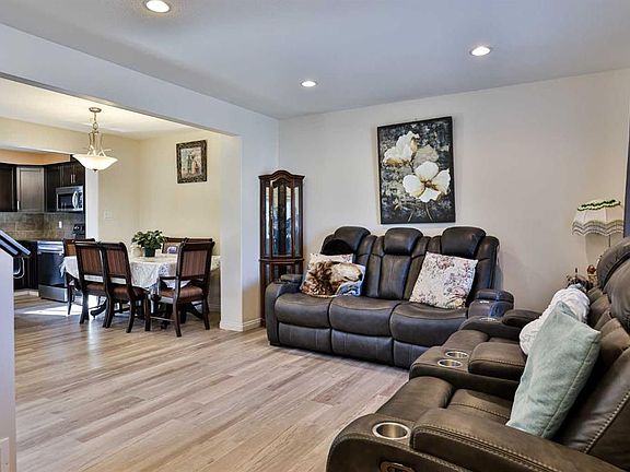 4th image of 832 Silkstone Close S