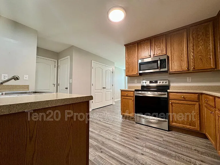 400 Gwynnes Way — Photo 8