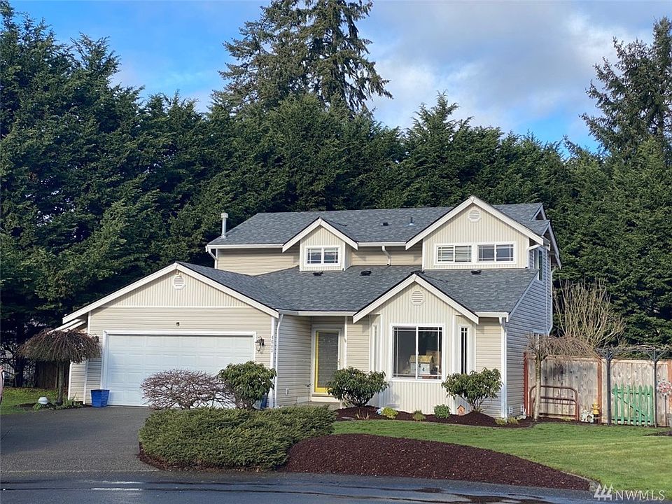Beautiful 4 bedroom home on a quiet cul-de-sac in a gated community. Brand NEW roof with warranty.  Thankfully we had one nice picture taken before the snow came down!