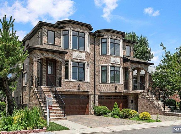 2nd image of 2455 Leighton St #2455