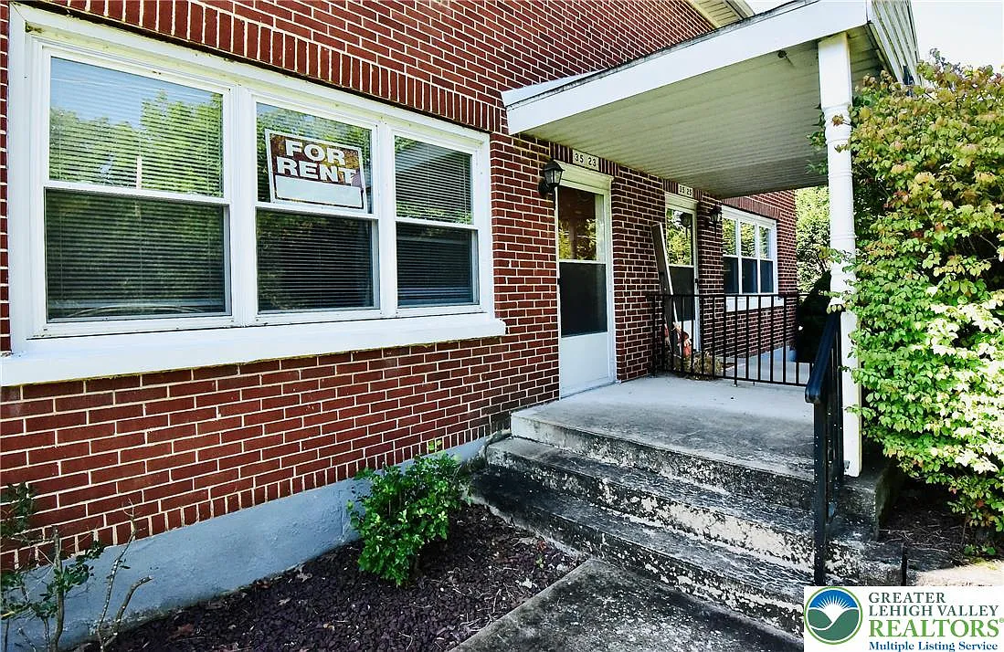 3 bed, 1.0 bath, 1600 sqft, $1,800 — Photo 3