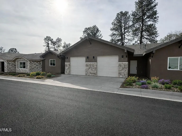 561 Sally Ln #5 — Photo 2