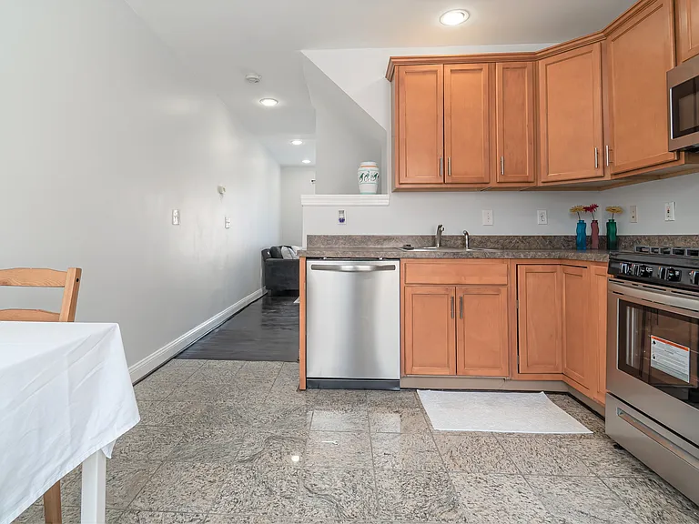 230 S Durham St — Photo 4