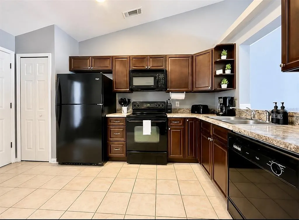 3 bed, 2.0 bath, 1238 sqft, $2,500 — Photo 2