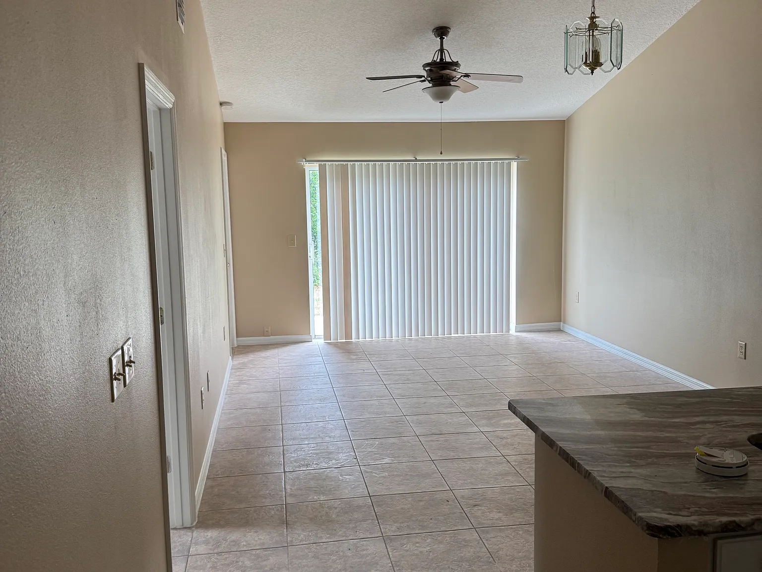 3 bed, 1200 sqft, $1,650 — Photo 2