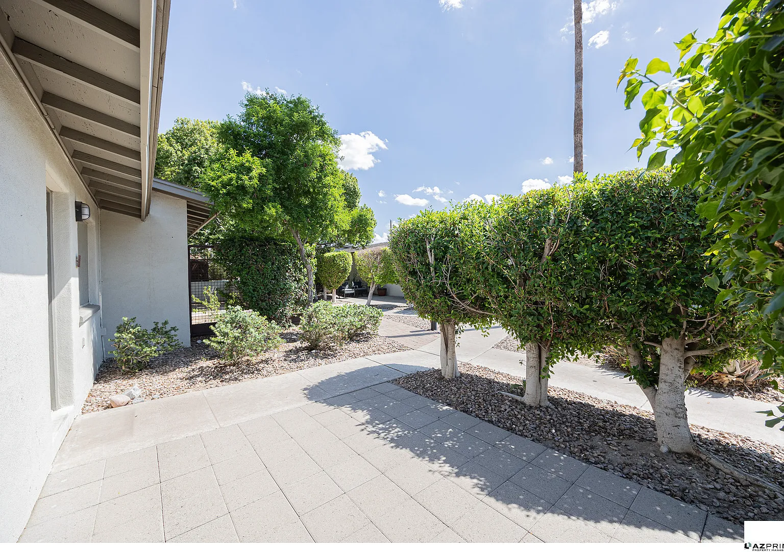 Welcome to this stylish 2/1 Phoenix townhouse where comfort, style, and convenience come together! — Photo 4