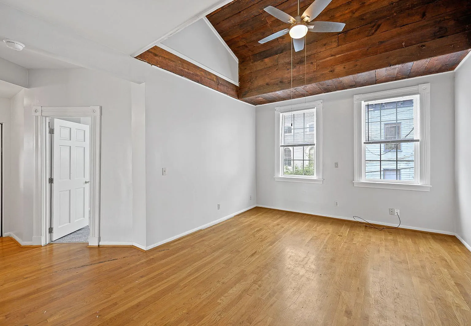3 bed, 1.0 bath, 1058 sqft, $2,500 — Photo 3