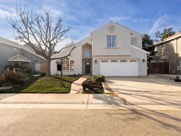 8247 Derbyshire Cir — Photo 1