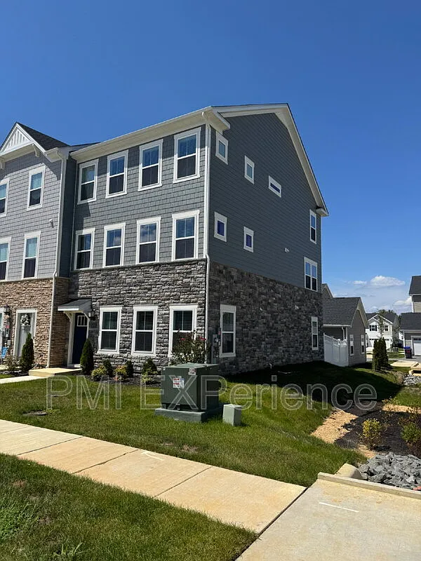 4 bed, 3.5 bath, 2736 sqft, $3,399 — Photo 1