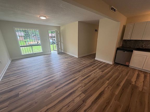 4th image of 319 Queen Margaret Ln
