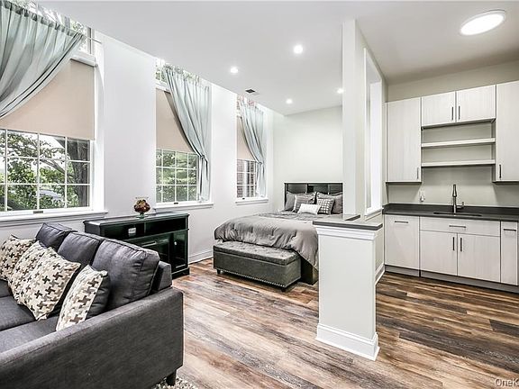2nd image of 20 Whippoorwill Road E