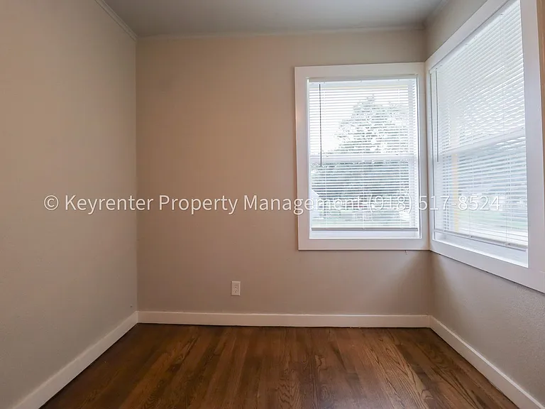 E Independence St Fourplex — Photo 17