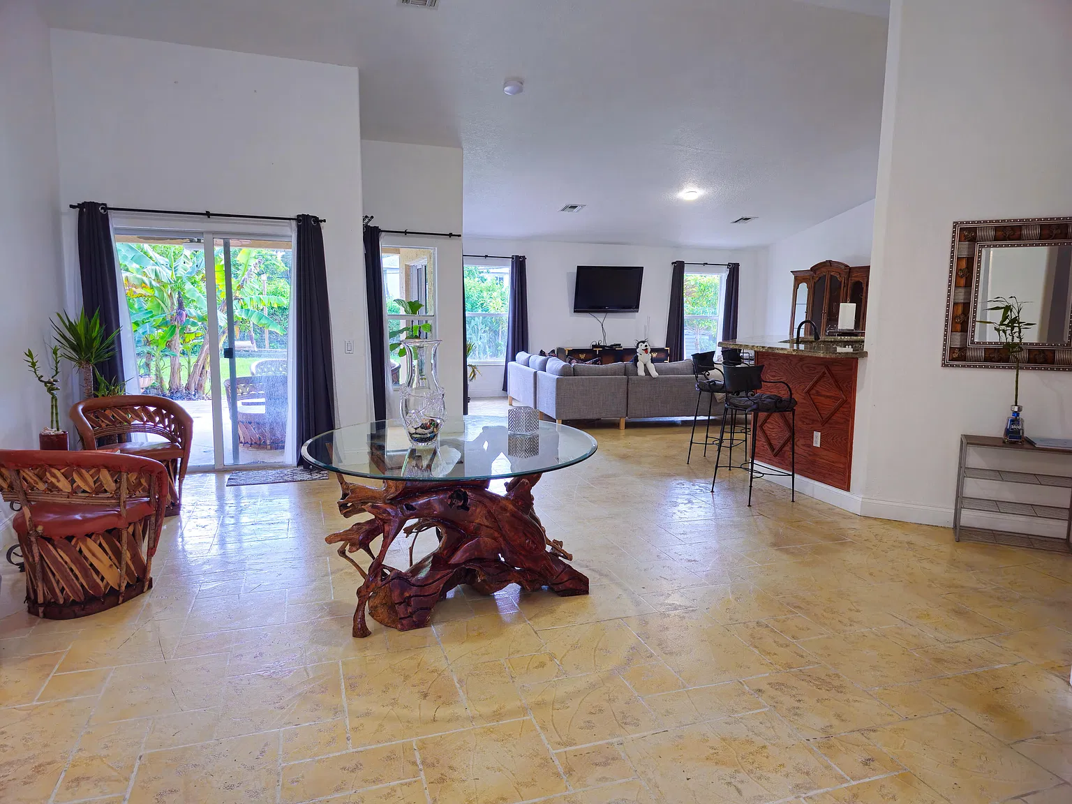 4 bed, 2.0 bath, 2292 sqft, $4,000 — Photo 4