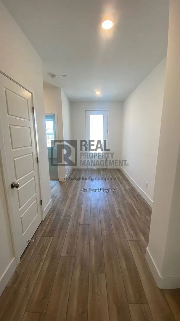 4 bed, 3.0 bath, 2086 sqft, $2,575 — Photo 3