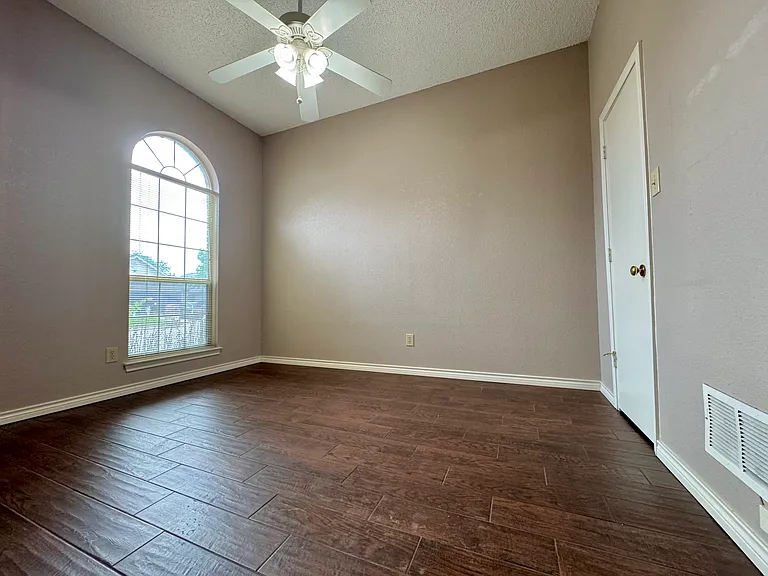 1913 Pine Ridge Dr — Photo 13