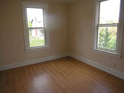 3rd image of 926 Rosemont Ave #1