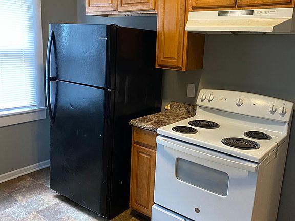 3rd image of 557 N Oakland Ave