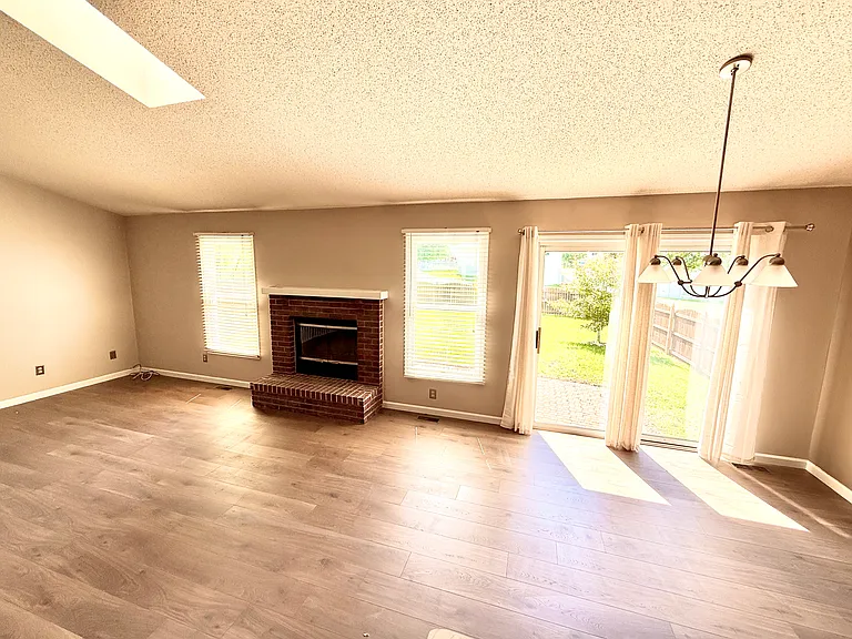 415 Harby Dr — Photo 7