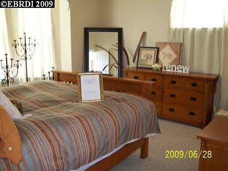 Bedroom w/walk in closet, bay window 