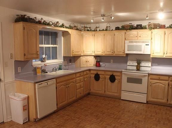 kitchen cabinets like new!
