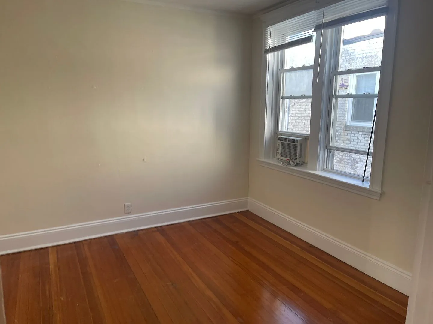 Fre Month Union Sq 1 Bed Sunny And Very Spacious Living Room Hw Floors Eat In Kit Students Ok — Photo 3