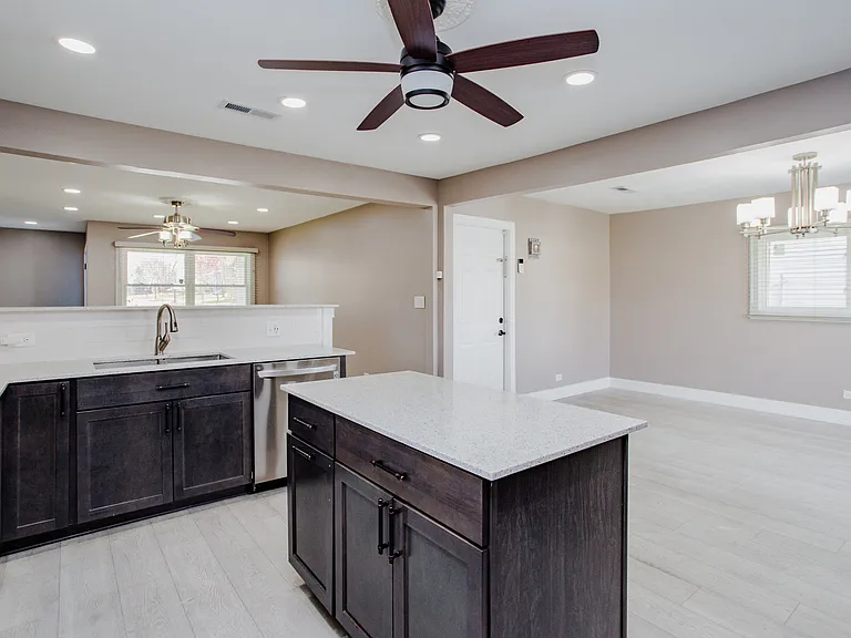 720 Durham Ln — Photo 9