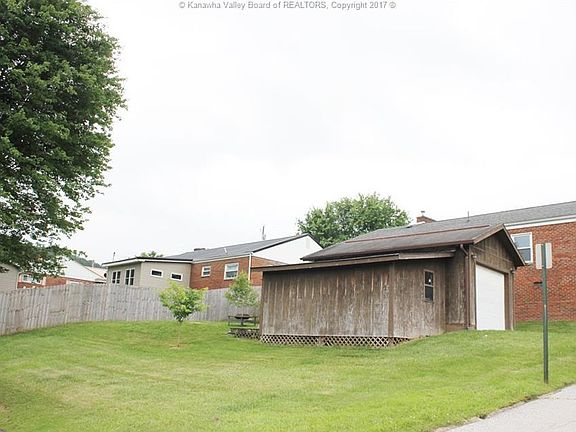 4th image of 204 Caroline Dr