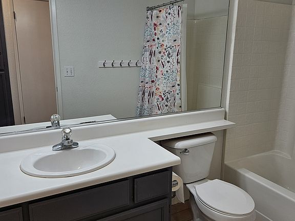 2nd hallway full bathroom.