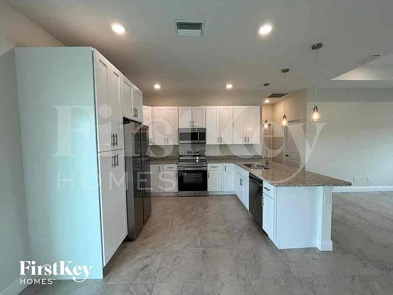 633 NW 28th St — Photo 5