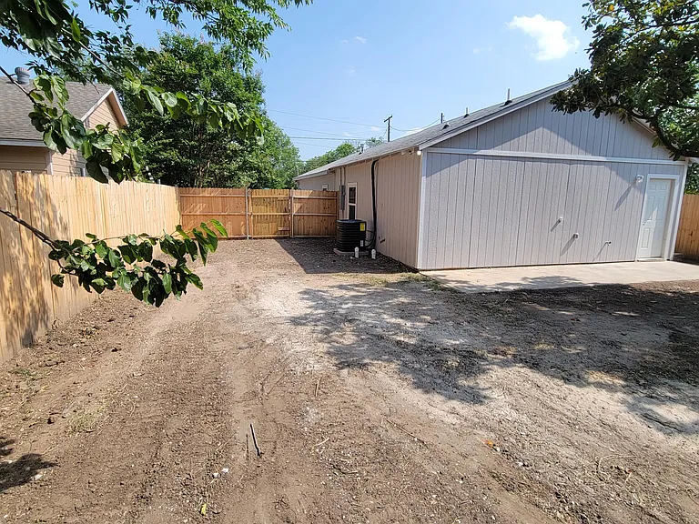 301 Robbins St — Photo 16
