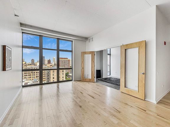 3rd image of 1000 W Leland Ave APT 12H
