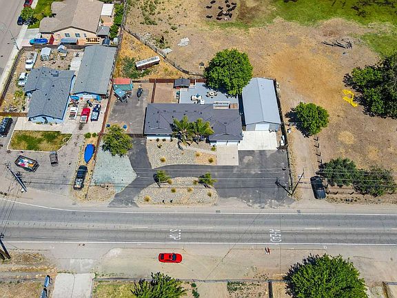 3rd image of 1652 S Airport Way
