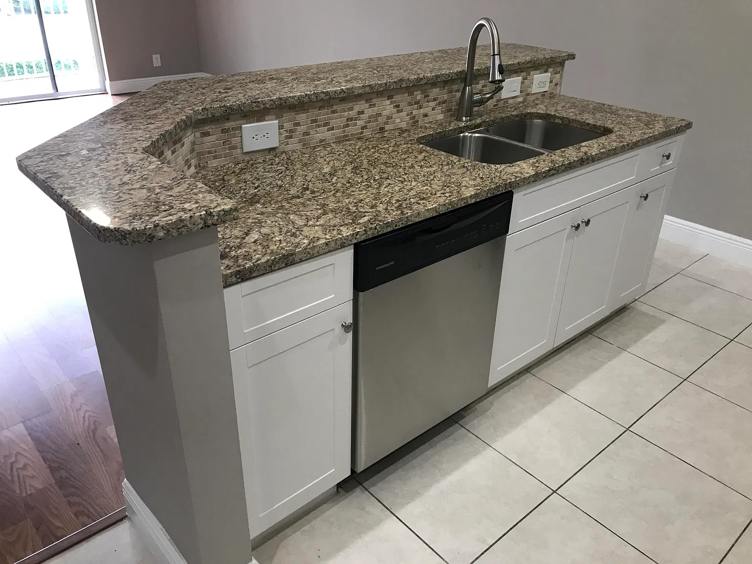 2 bed, 2.0 bath, 1061 sqft, $2,400 — Photo 2