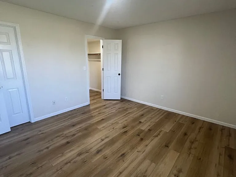 2509-2511 Carnation Dr — Photo 23